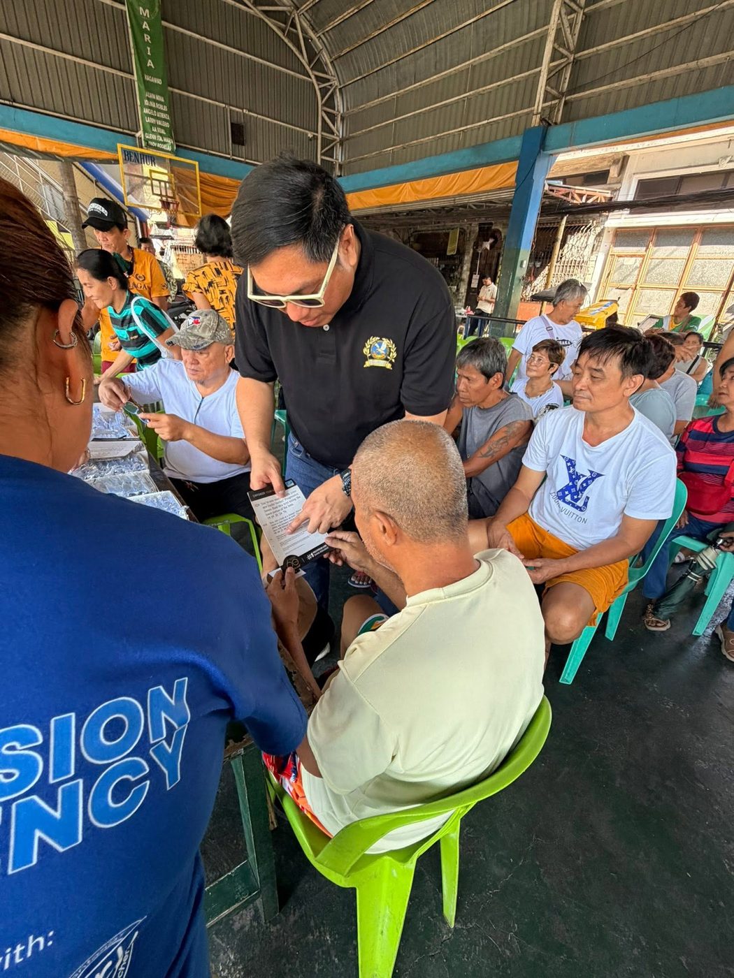 Fitting free reading glasses at the senior clinic day